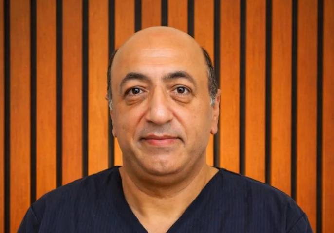 Spesialist i protetikk Hamid Hosseini ved Fagerholt Tannlegesenter